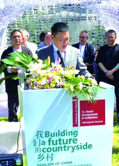 中国对外文化集团公司副总经理王晨在开幕式上介绍嘉宾张立名 摄